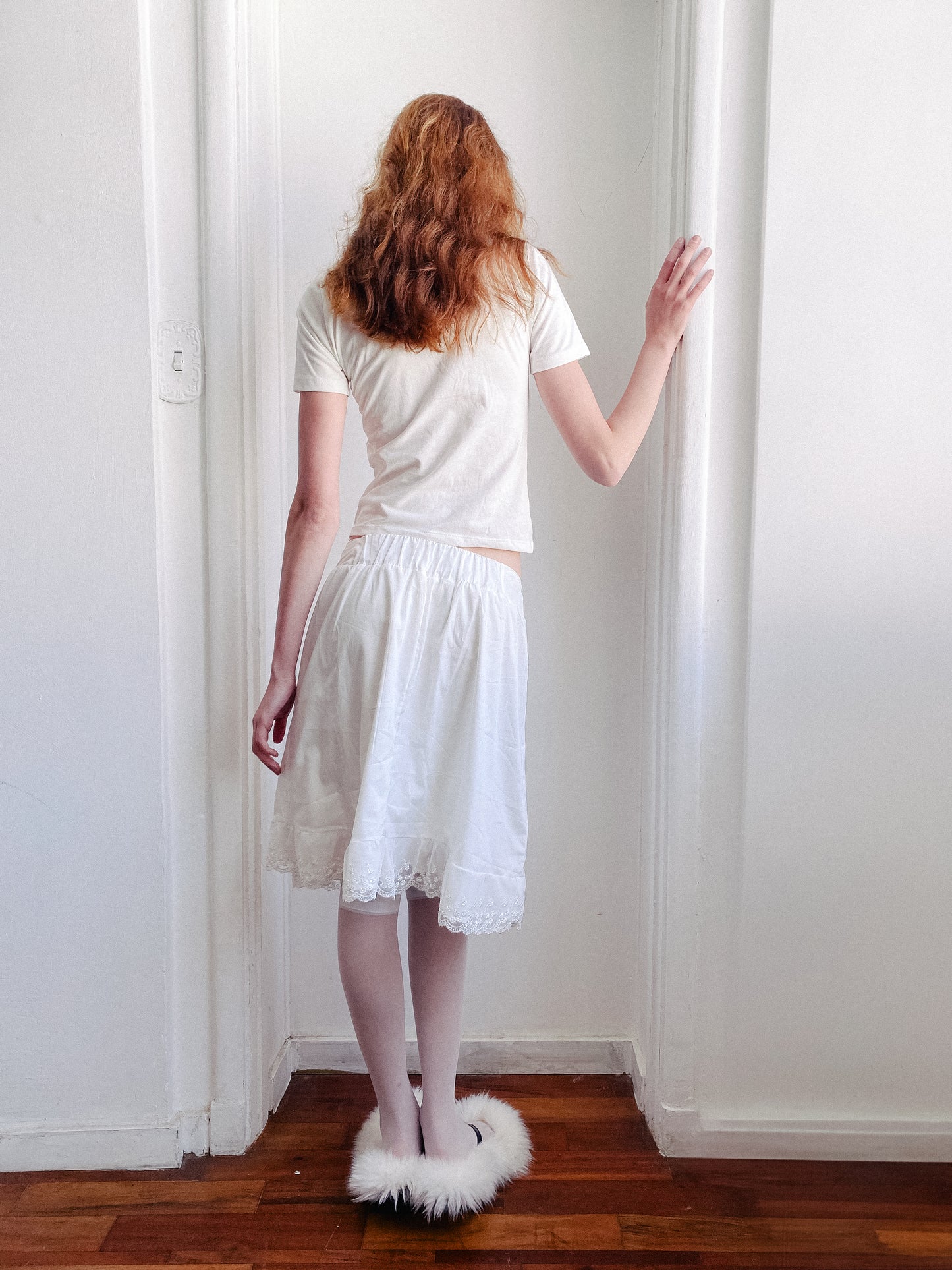 saia em tricoline com detalhe rendado