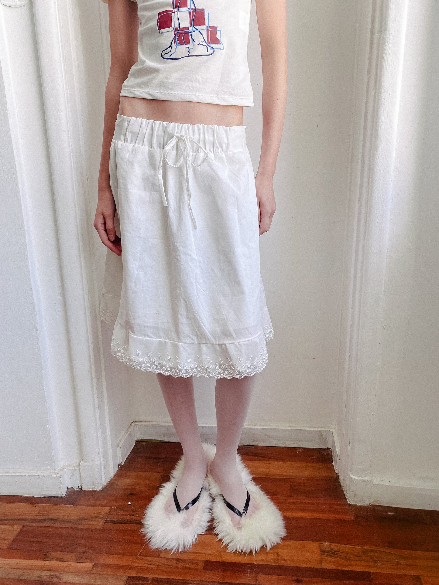 saia em tricoline com detalhe rendado