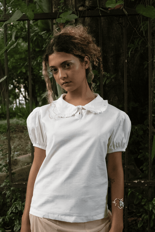 Blusa doll com gola boneca