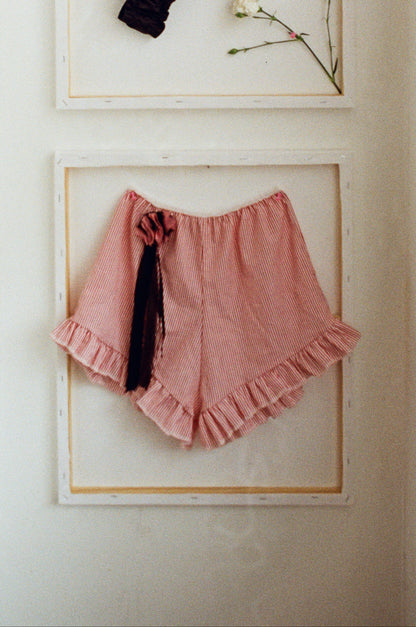 Shorts Listrado com Babado