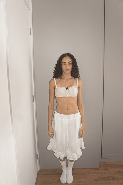 saia em tricoline com detalhe rendado