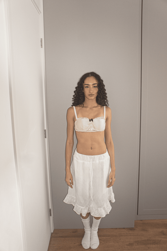 saia em tricoline com detalhe rendado