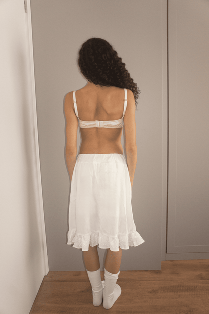 saia em tricoline com detalhe rendado